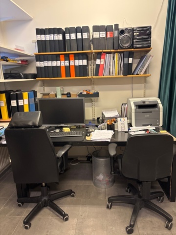 1411002-1 Office furniture and equipment including desks, chairs, shelves and electronics