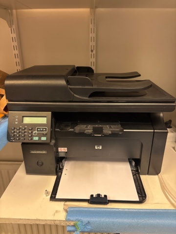 1411002-4 Office furniture and equipment including desks, chairs, shelves and electronics