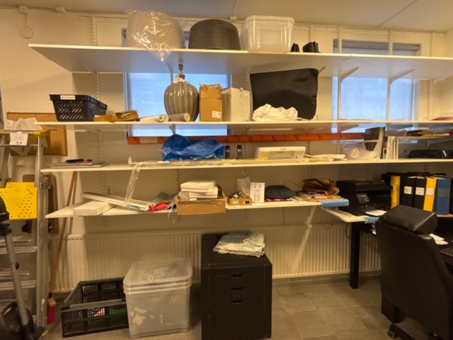 1411002-8 Office furniture and equipment including desks, chairs, shelves and electronics