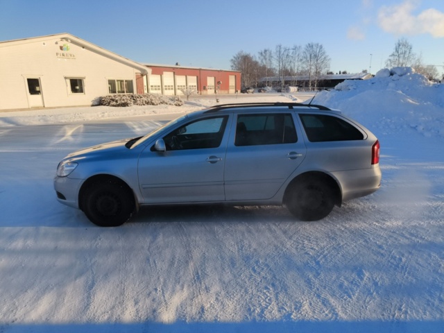 1401319-2 Škoda Octavia Combi 1.6 TDI Manual, 105hp, 2010