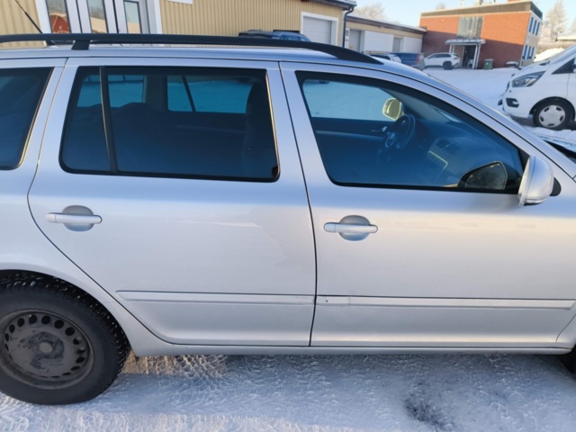 1401319-43 Škoda Octavia Combi 1.6 TDI Manual, 105hp, 2010