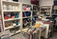 1411039 Samling med textilier, inredningsdetaljer och hyllor