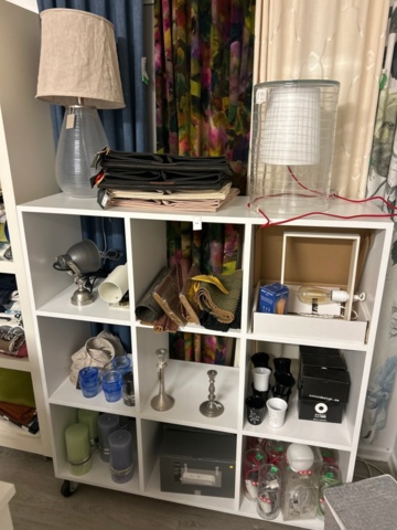 1411039-3 Samling med textilier, inredningsdetaljer och hyllor