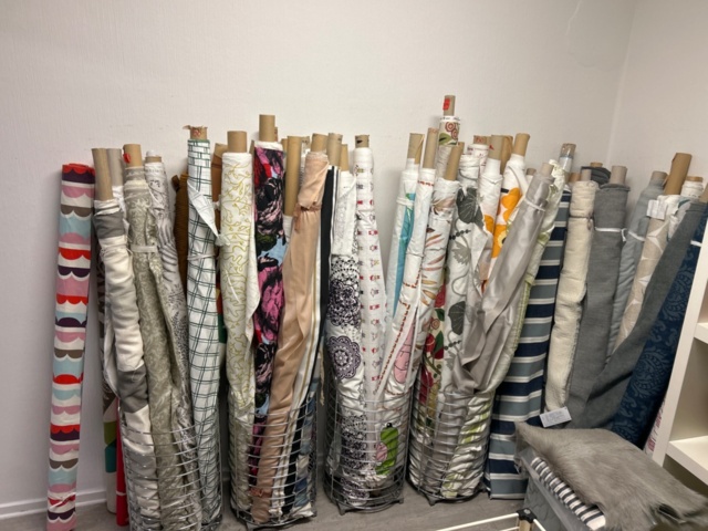 1411039-4 Samling med textilier, inredningsdetaljer och hyllor