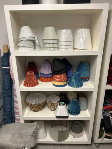 1411039-5 Samling med textilier, inredningsdetaljer och hyllor