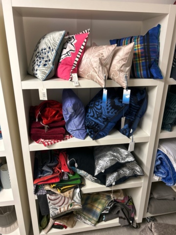 1411039-6 Samling med textilier, inredningsdetaljer och hyllor