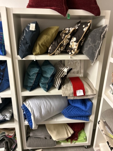 1411039-7 Samling med textilier, inredningsdetaljer och hyllor