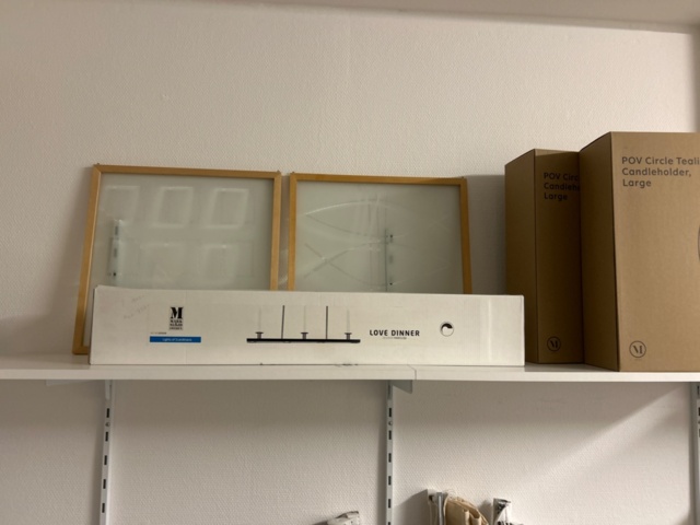 1411039-11 Samling med textilier, inredningsdetaljer och hyllor