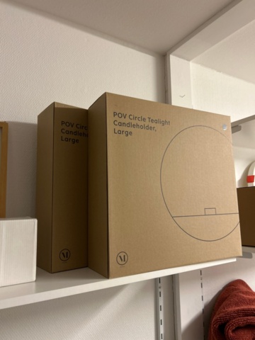 1411039-12 Samling med textilier, inredningsdetaljer och hyllor