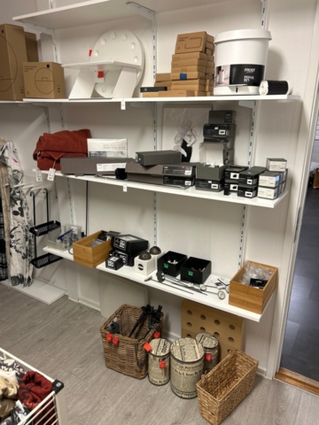 1411039-2 Samling med textilier, inredningsdetaljer och hyllor