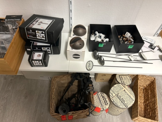 1411039-13 Samling med textilier, inredningsdetaljer och hyllor