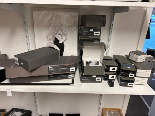 1411039-14 Samling med textilier, inredningsdetaljer och hyllor