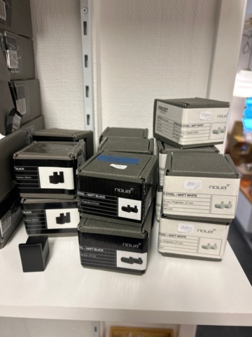 1411039-15 Samling med textilier, inredningsdetaljer och hyllor