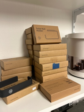 1411039-16 Samling med textilier, inredningsdetaljer och hyllor