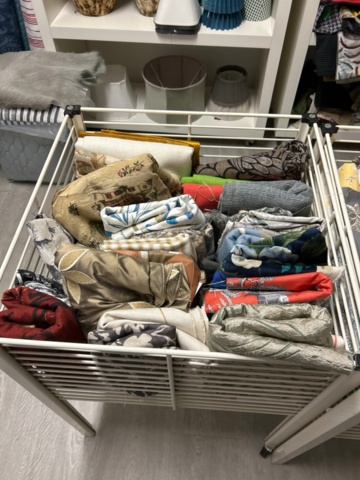 1411039-17 Samling med textilier, inredningsdetaljer och hyllor