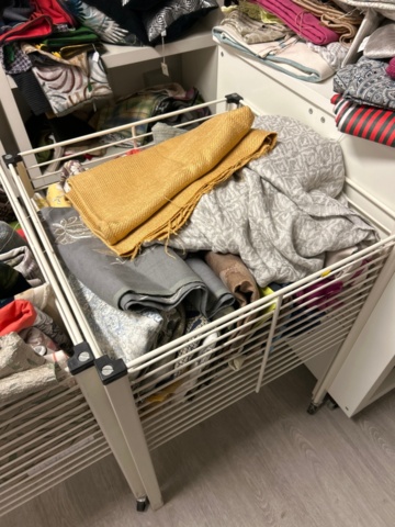 1411039-18 Samling med textilier, inredningsdetaljer och hyllor