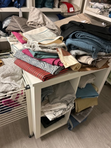 1411039-19 Samling med textilier, inredningsdetaljer och hyllor