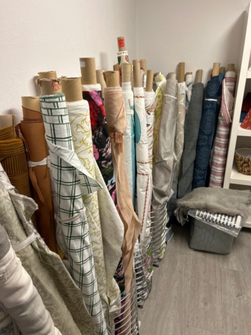 1411039-20 Samling med textilier, inredningsdetaljer och hyllor