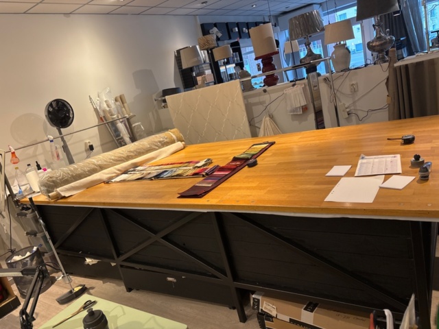 1411005-1 Large work table with various textiles