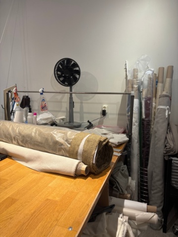 1411005-4 Large work table with various textiles