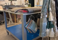 1411006 Rullbord, rullställning och skänk inklusive textilier.