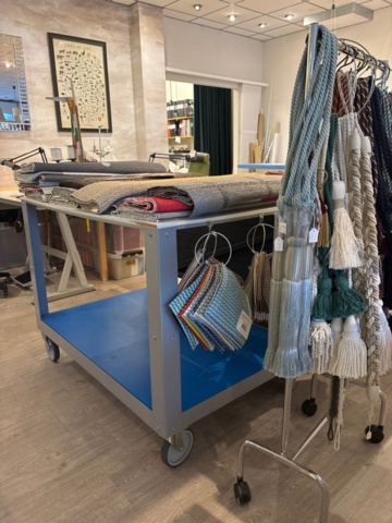 1411006-1 Rolling table, rolling stand and sideboard including textiles.