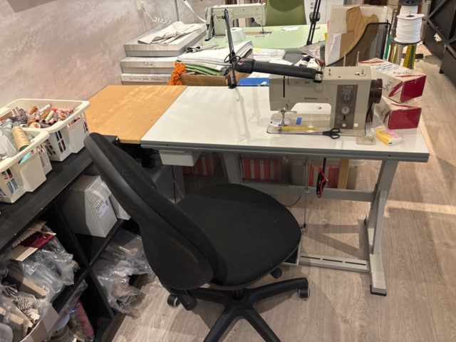 1411007-1 Industrial sewing machine with table - Bernina Industrial 950