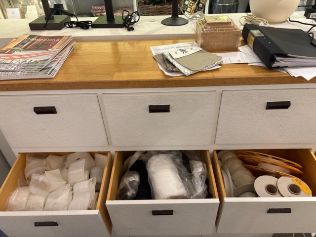 1411006-6 Rolling table, rolling stand and sideboard including textiles.