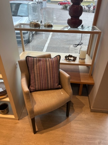 1411027-2 Avlastningsbord, fåtölj samt hyllor med innehåll