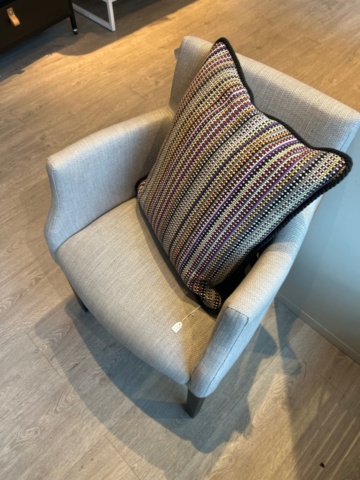 1411027-3 Avlastningsbord, fåtölj samt hyllor med innehåll