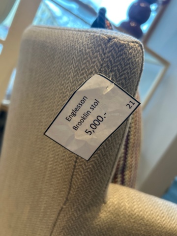 1411027-4 Avlastningsbord, fåtölj samt hyllor med innehåll