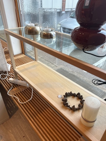 1411027-5 Avlastningsbord, fåtölj samt hyllor med innehåll