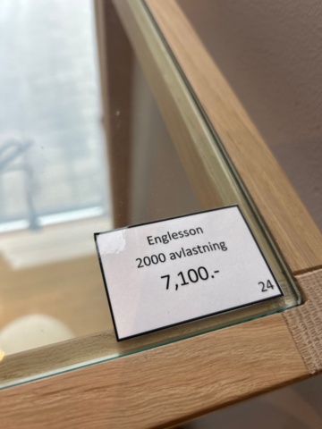 1411027-7 Avlastningsbord, fåtölj samt hyllor med innehåll