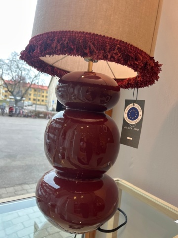 1411027-8 Avlastningsbord, fåtölj samt hyllor med innehåll