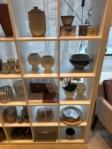 1411027-9 Avlastningsbord, fåtölj samt hyllor med innehåll