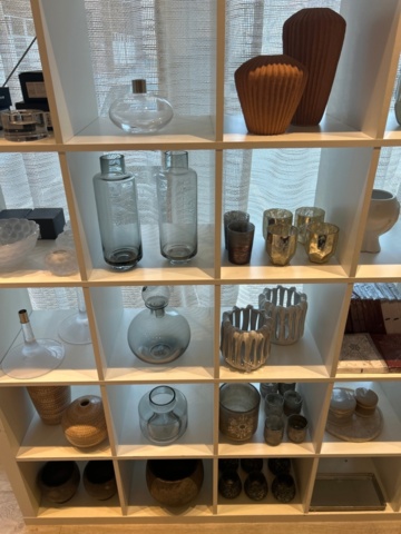 1411027-10 Avlastningsbord, fåtölj samt hyllor med innehåll