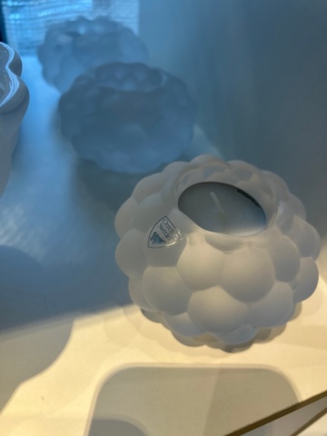 1411027-12 Avlastningsbord, fåtölj samt hyllor med innehåll