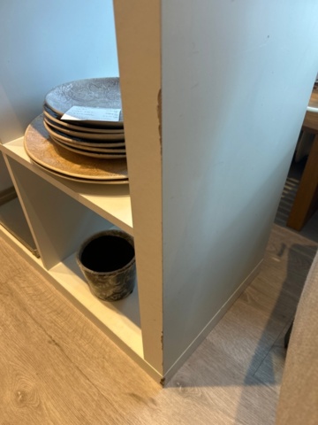 1411027-14 Avlastningsbord, fåtölj samt hyllor med innehåll