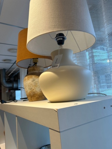 1411027-16 Avlastningsbord, fåtölj samt hyllor med innehåll