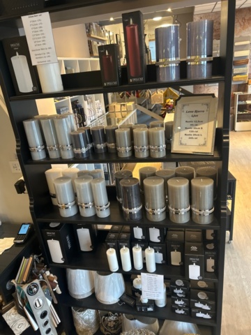 1411027-17 Avlastningsbord, fåtölj samt hyllor med innehåll