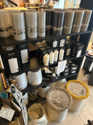 1411027-18 Avlastningsbord, fåtölj samt hyllor med innehåll