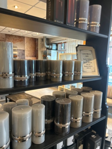 1411027-19 Avlastningsbord, fåtölj samt hyllor med innehåll