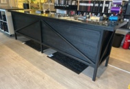 1411023 Kassadisk med kassaregister och bord på hjul