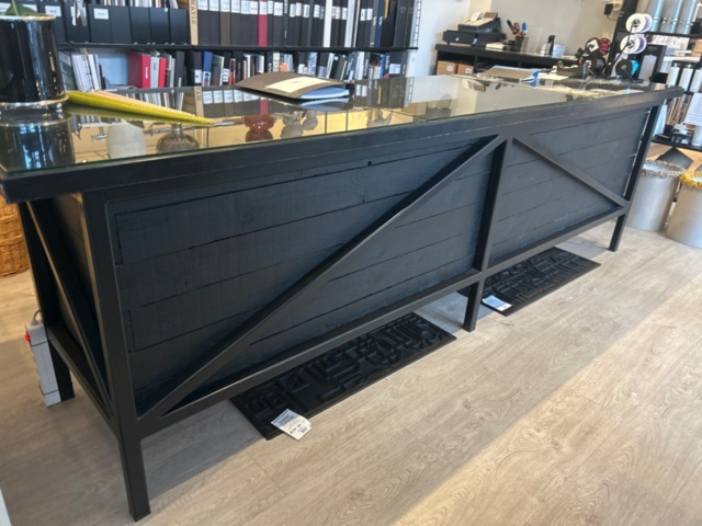 1411023-4 Kassadisk med kassaregister och bord på hjul