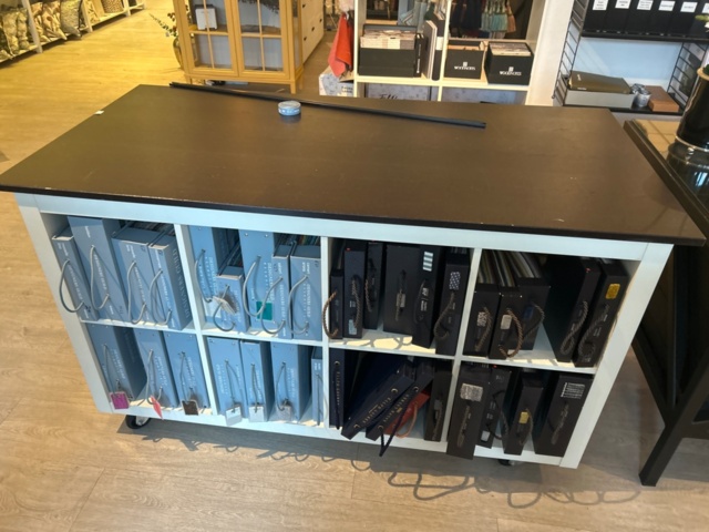 1411023-5 Kassadisk med kassaregister och bord på hjul