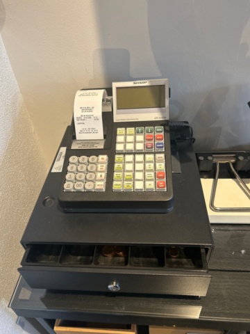 1411023-8 Kassadisk med kassaregister och bord på hjul