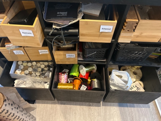 1411023-10 Kassadisk med kassaregister och bord på hjul