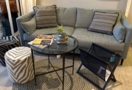 1411018 Soffa med diverse inredning