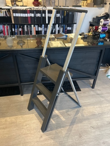 1411023-11 Kassadisk med kassaregister och bord på hjul