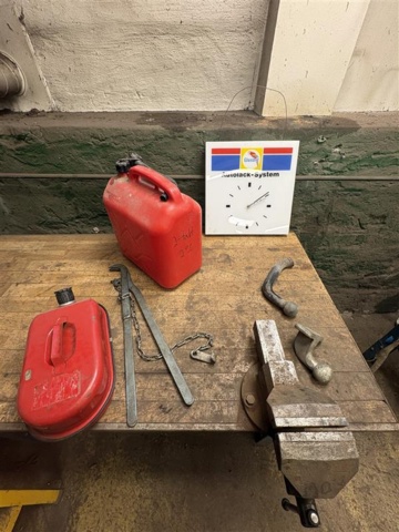 1471219-10 Workbenches with various tools